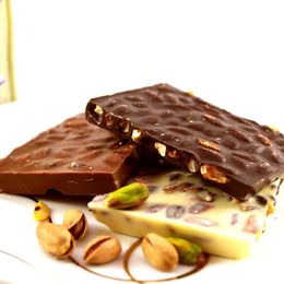 Dark Brown Chocolates & Confections 750 gr Antep Fıstıklı Karışık Bitter Sütlü ve Beyaz Kırma Beyoğlu Çikolatası