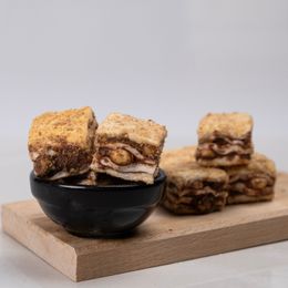 Leblebi Çarşısı 1 kg Bisküvi Kaplamalı Fındıklı Çikolatalı Baklava Dilim Lokum