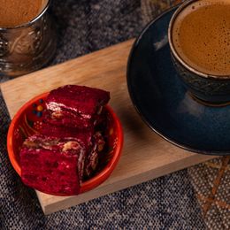 Leblebi Çarşısı 250 gr Kırmızı Velvet Kaplı Fındıklı Çikolatalı Baklava Dilim Lokum